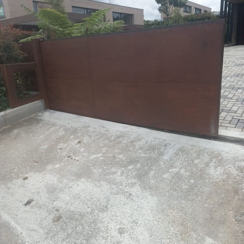 Portón corredizo de panel liso