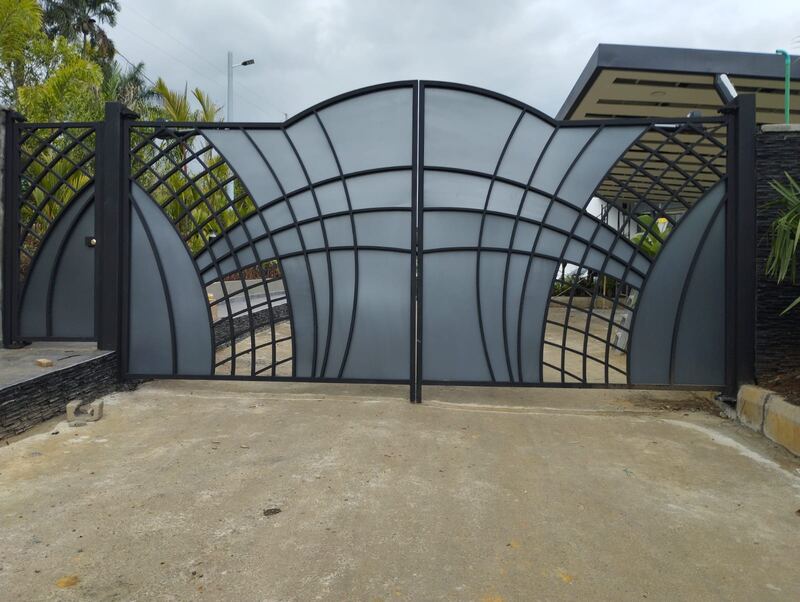 Portón batiente con diseño en abanico