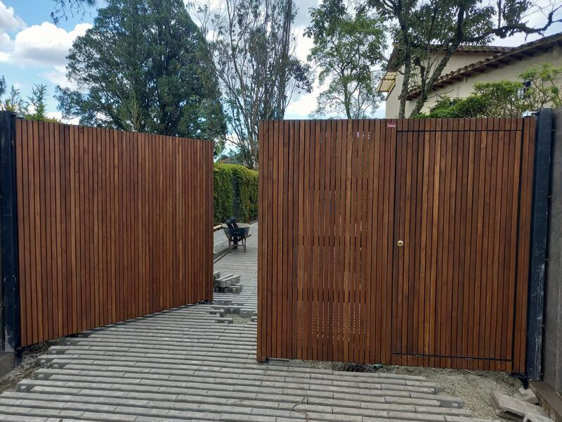 Portón batiente doble en madera